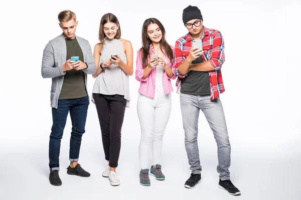 Groep Diverse mensen met behulp van digitale apparaten geïsoleerd op witte achtergrond — Stockfoto