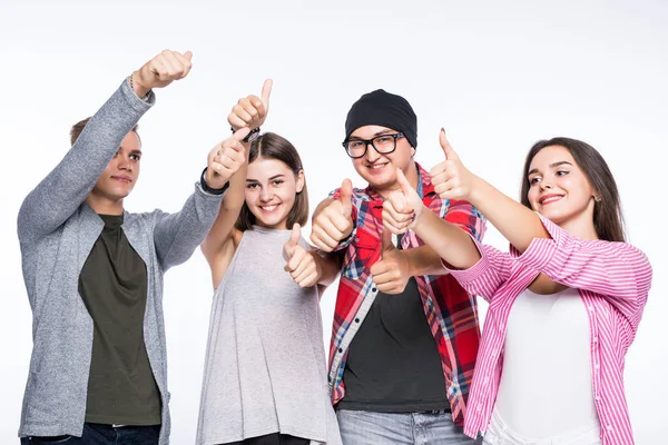 Beyaz bir arka plan üzerinde arkadaşlar başparmak yukarıya ile mutlu grup izole