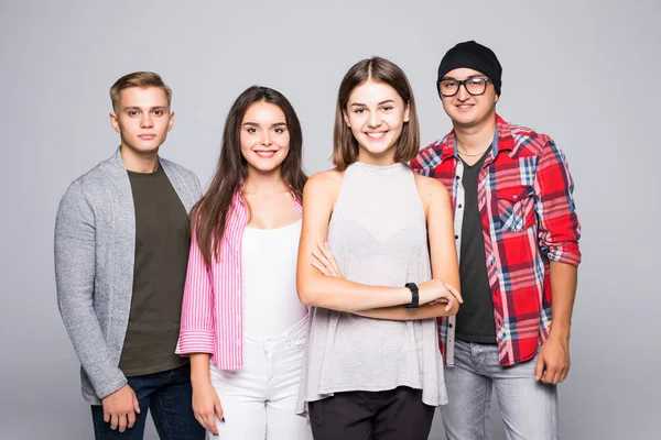 Birlikte beyaz izole mutlu gülümseyen genç grup arkadaşıyla ayakta