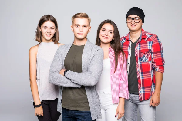 Birlikte beyaz izole mutlu gülümseyen genç grup arkadaşıyla ayakta