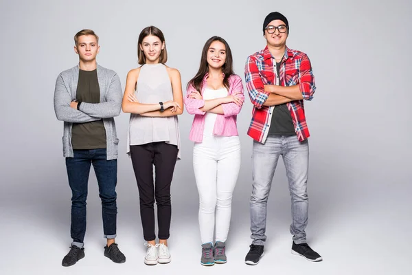 Feliz sorrindo jovem grupo de amigos de pé juntos isolado no branco — Fotografia de Stock