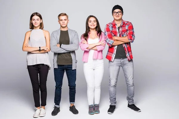 Feliz sorrindo jovem grupo de amigos de pé juntos isolado no branco — Fotografia de Stock