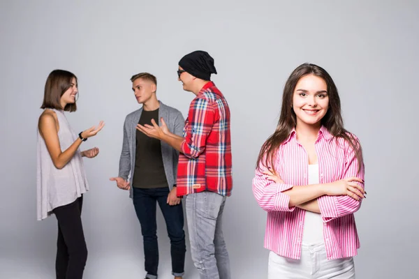 Arka planda konuşan arkadaşlar grup ile kendine güvenen genç bayan portresi