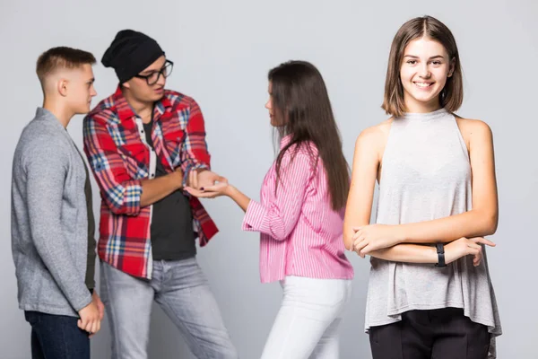 Arka planda konuşan arkadaşlar grup ile kendine güvenen genç bayan portresi