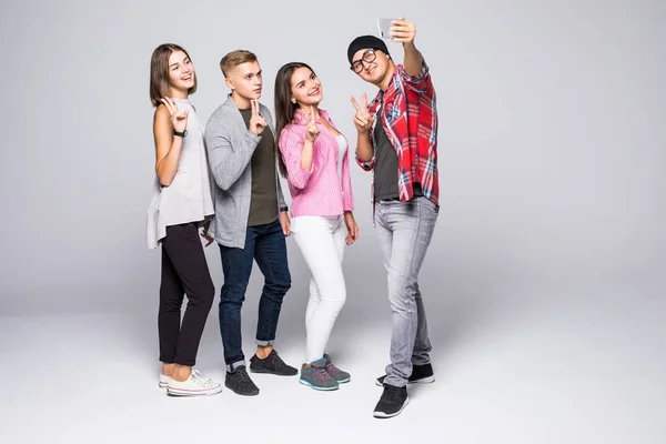 Quatro amigos jovens elegantes em fundo branco . — Fotografia de Stock