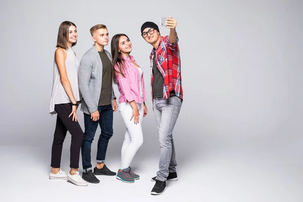 Quatro amigos jovens elegantes em fundo branco . — Fotografia de Stock