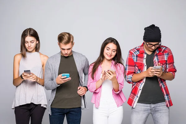 Ayakta ve modern araçlar üzerinde gri beton duvar izole kullanarak çeşitli öğrenciler.