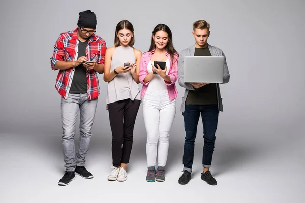 Studenten Freunde mit Gadgets isoliert auf weiß — Stockfoto