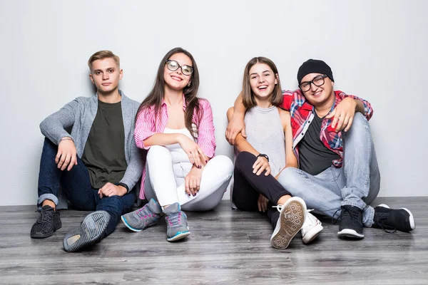 Joven grupo de amigos estudiantes adolescentes sentados en el suelo —  Fotos de Stock