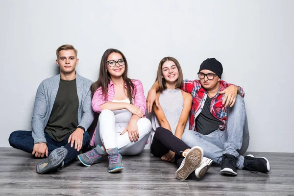 Junge Gruppe von Freunden Studenten Teengers sitzen auf dem Boden — Stockfoto