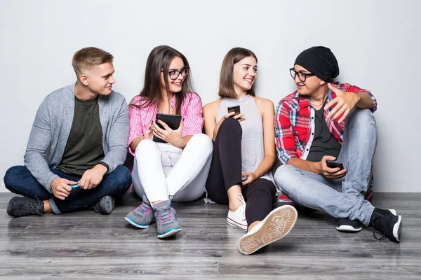 Öğrenciler, duvarın yanında katta oturan ve söz