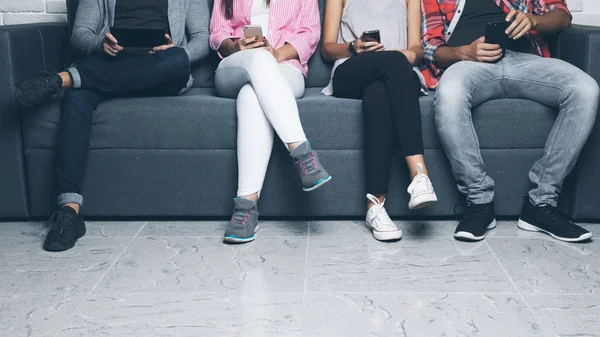 Çeşitlilik insanlar bağlantı dijital cihazlar tarama izole kavramı