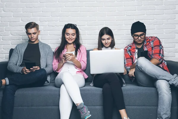 Kavram tarama çeşitlilik insanlar bağlantı dijital cihazlar. Teknoloji bağımlısı.