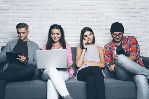 Güzel genç insanlar farklı milletlerden araçları kullanma ve gülümseyerek, beyaz duvara karşı ayakta