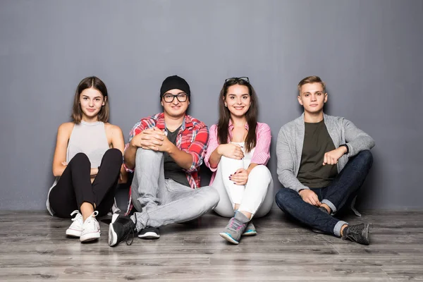 Katta bağlantı dijital cihazlar tarama kavramı oturan çeşitlilik insanlar