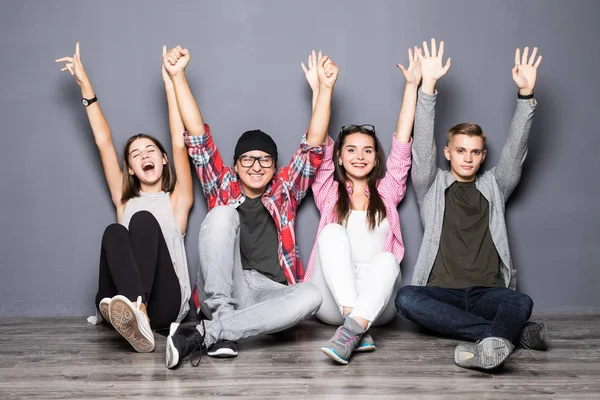 mutlu grup gülümseyen ve yükseltilmiş eller mutlu çıkıldı arkadaşıyla