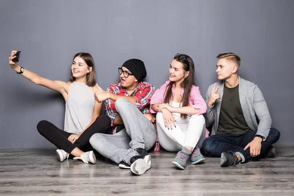 Mutlu arkadaş selfie katta otururken alarak