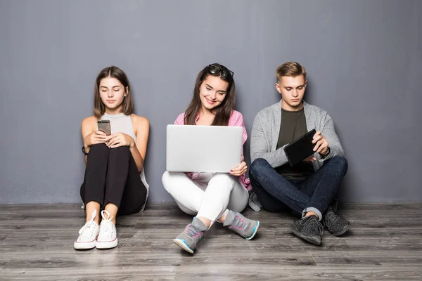 Becerikli alet ve teknoloji, insanlar. Coworking akıllı cihazlar, kampüs at Sınav Hazırlık öğrencileri kullanarak çeşitli arkadaşlar