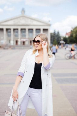 Şehirde yürüyen güzel genç bir kadın..