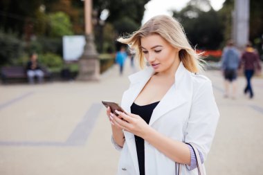 Genç güzellik kadın Street cep telefonu kullanımı