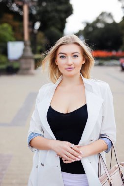 Bir yaz gününde güneş gözlüklü genç güzel şık kız