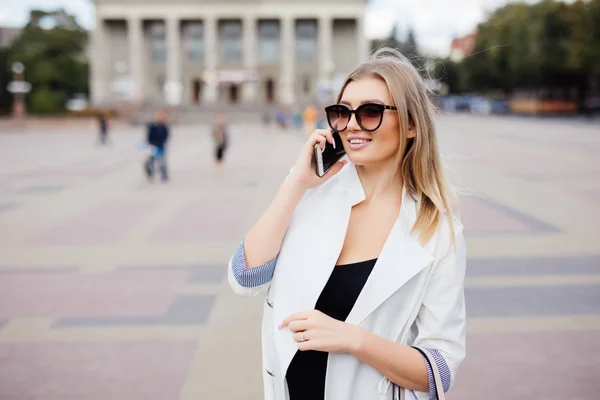 도시 광장에서 휴대 전화에 대 한 얘기는 젊은 여자 — 스톡 사진