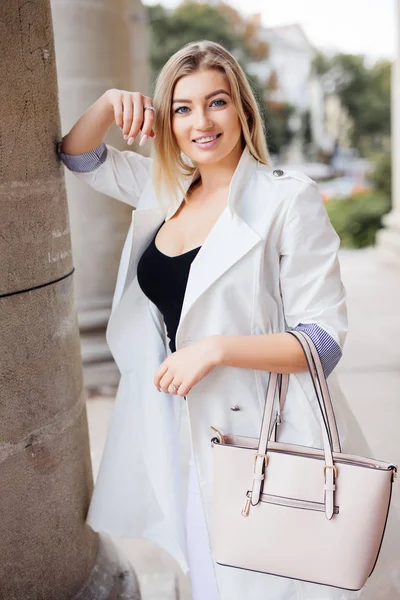 Sexy stylish girl instanding outdoors near columns — Stock Photo, Image