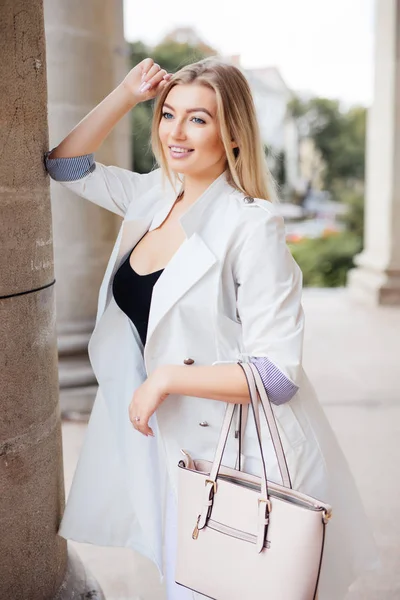 seksi şık kız instanding açık havada çevre sütunlar