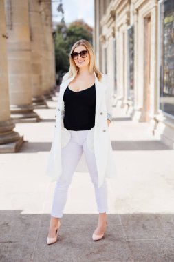 Genç güzel kız şık giysiler ve şehrin sokak şık bir çanta ile