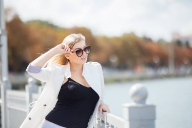 Setin şehrin poz şık genç kadın