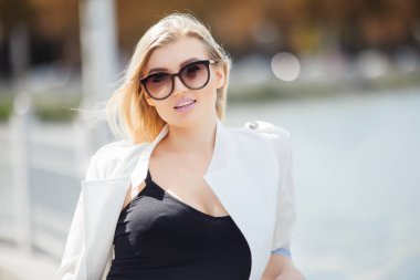 Setin şehrin poz şık genç kadın