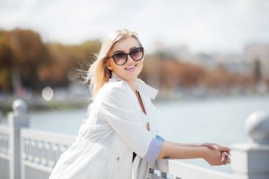 Güzel bir genç kız setin şehir boyunca yürüyüş