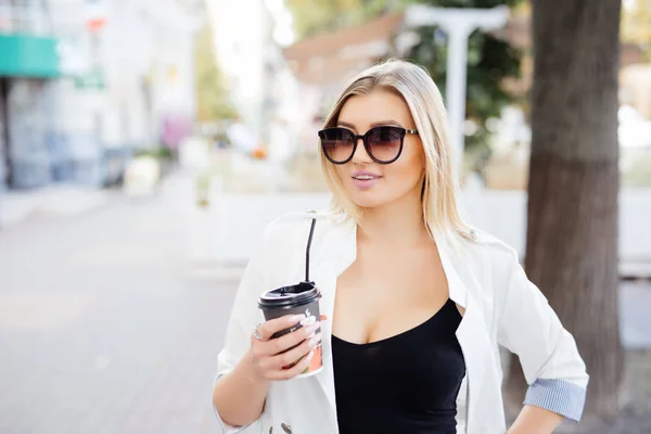 Menina bonita andando na rua com café e óculos . — Fotografia de Stock