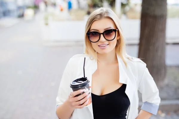 커피와 안경 거리에 서 있는 아름 다운 여자. — 스톡 사진