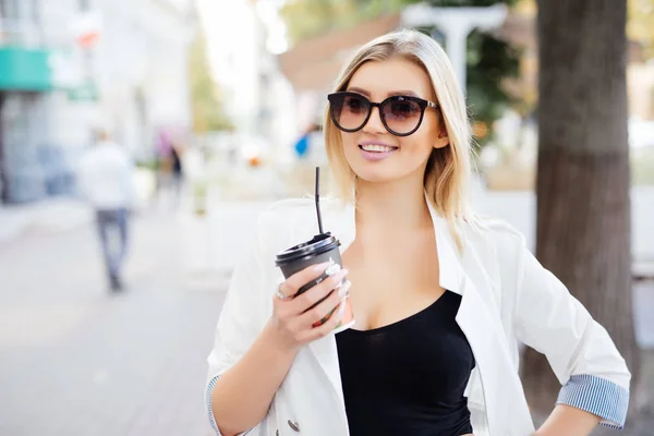 모닝 커피를 마시는 거리에 쾌활 한 여자입니다. 가을 커피 — 스톡 사진