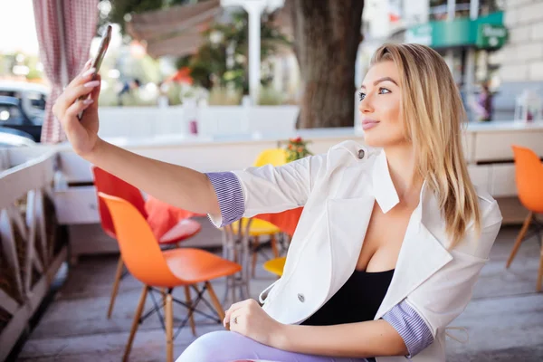 Vonzó nő vesz önarckép-a mozgatható telefon-ban kávézó — Stock Fotó