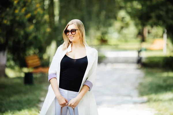 Utomhus porträtt av unga vackra glada leende kvinna, casual stil, promenader i stadsparken — Stockfoto