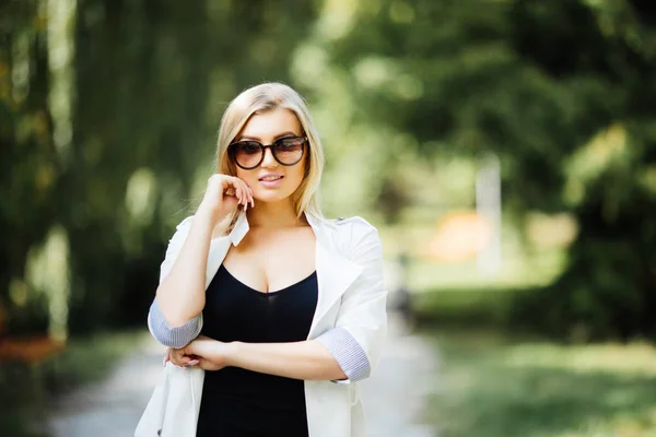 Gros plan portrait de belle femme caucasienne avec un sourire charmant marchant à l'extérieur — Photo