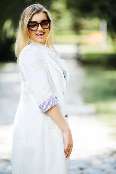 Close-up portrait of beautiful caucasian woman with charming smile walking outdoors — Stock Photo, Image