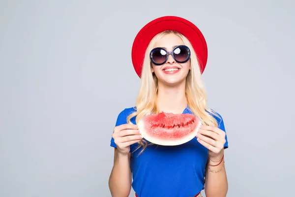 Fiatal csinos nők egy szelet görögdinnye tartja a kezében, és mosolygós boldog, nyári koncepció és a hangulat, mint szürke háttér — Stock Fotó