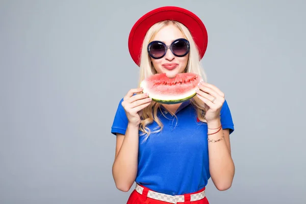 Szelet nyári jóság. Gyönyörű fiatal nő gazdaság szelet görögdinnye, és mosolyogva, miközben állandó elszigetelt szürke — Stock Fotó