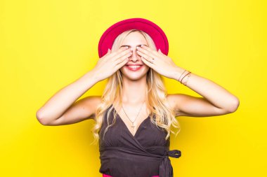 güzel mutlu sevimli gülümseyen sarışın kadın kız rahat renkli hipster sarı yaz giysileri beyaz barış işareti ve dilini gösteren izole kırmızı dudaklar