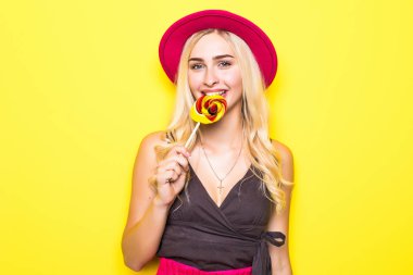 Lolipop el Sarı zemin üzerine beyaz top çekici kadın