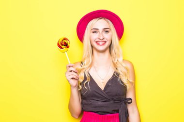 Lolipop el Sarı zemin üzerine beyaz top çekici kadın