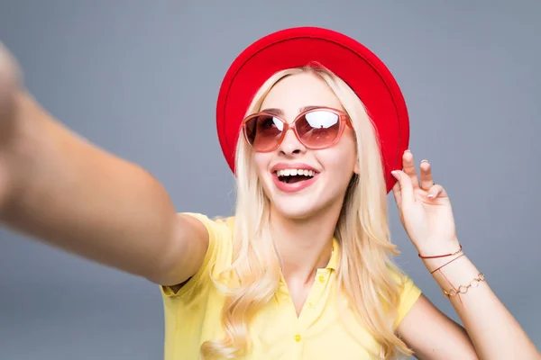 Giovane bella donna di moda prendere selfie da mani telefono su sfondo grigio — Foto Stock