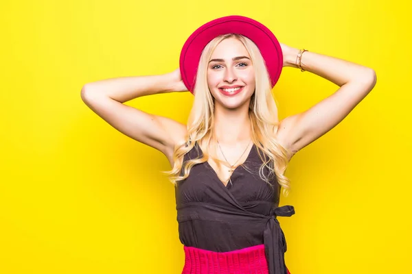 Fiatal cool trendi divat nő a sárga háttér — Stock Fotó