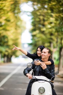 Güzel mutlu çift, sürme ve having fun elleri ve gülümseyen kadın işaret.