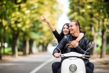 sokaklarda sürme çekici genç çift kadın tarafı, aynı şekilde adam neye işaret etti