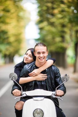 Çift bir motosiklet sürme seviyorum. Yakışıklı ve genç seksi kadın kucaklama seyahat.