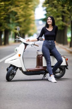 Gündelik kıyafeti scooter sokakta oturan genç moda kadın. Tatil turist kadının .